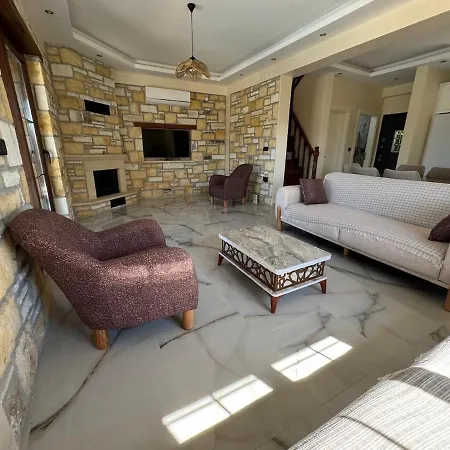 Charming With Swimming Pool Case de vacanță *