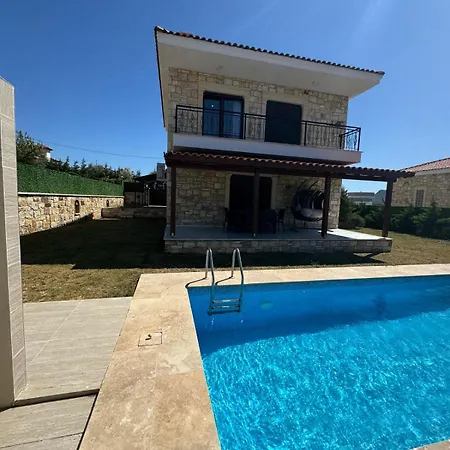 Case de vacanță Charming With Swimming Pool