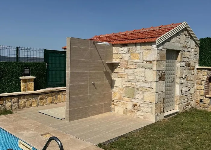 Charming With Swimming Pool Prázdninový dům Foca